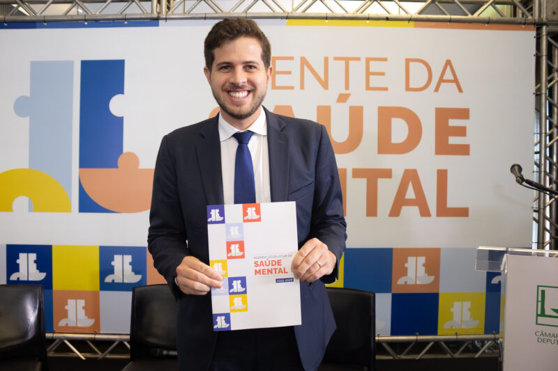 Foto de Pedro Campos (PSB/PE) no Salão Nobre da Câmara dos Deputados, após evento de lançamento da Agenda Legislativa da Saúde Mental 2025/2026. Crédito da imagem: Chico Ferreira/PSB